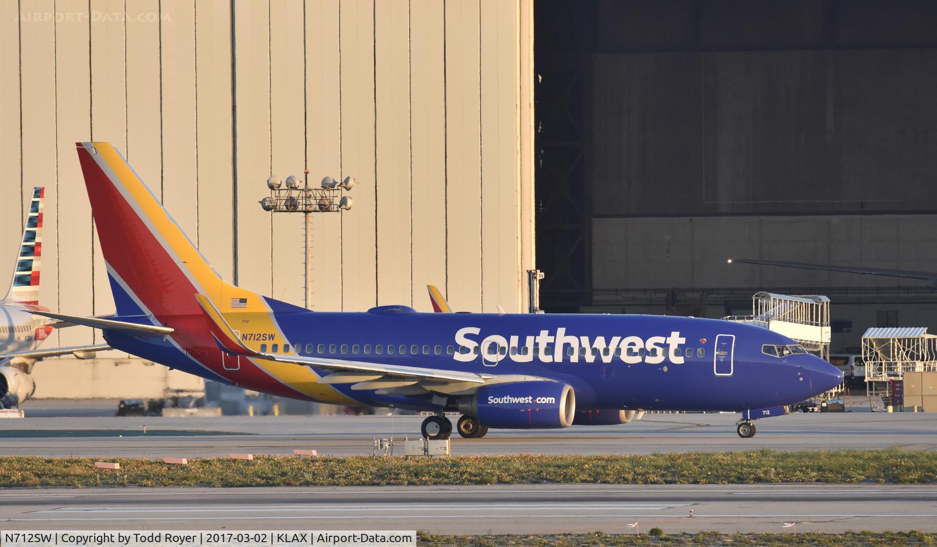 N712SW, 1998 Boeing 737-7H4 C/N 27846, Taxiing for departure at LAX
