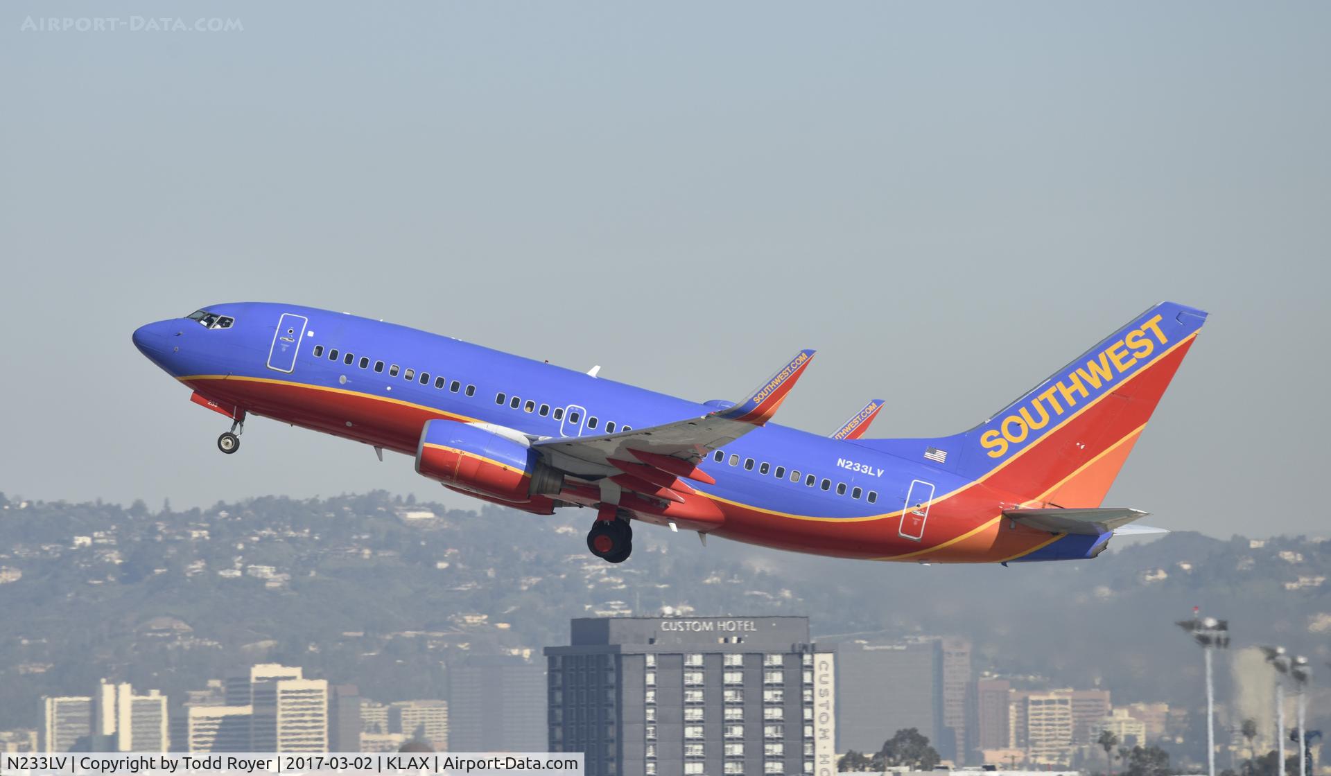 N233LV, 2006 Boeing 737-7H4 C/N 32501, Departing LAX
