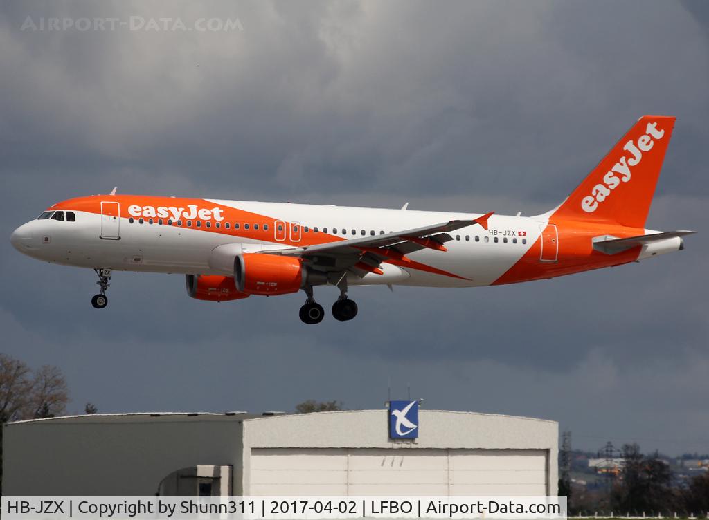 HB-JZX, 2009 Airbus A320-214 C/N 4157, Landing rwy 32R in new c/s