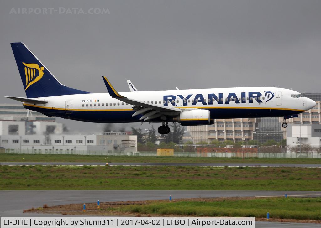 EI-DHE, 2005 Boeing 737-8AS C/N 33574, Landing rwy 32R