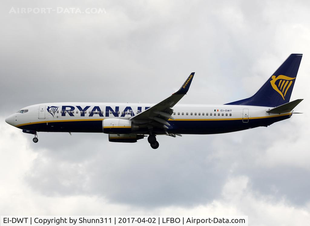 EI-DWT, 2008 Boeing 737-8AS C/N 33626, Landing rwy 32L