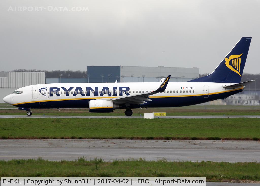 EI-EKH, 2010 Boeing 737-8AS C/N 38493, Lining up rwy 32R from 'November 2' for departure...
