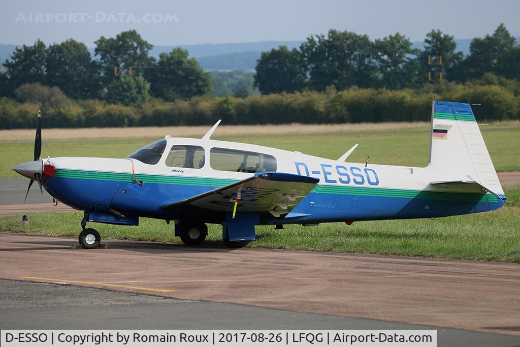 D-ESSO, Mooney M20 C/N 27-0204, Parked