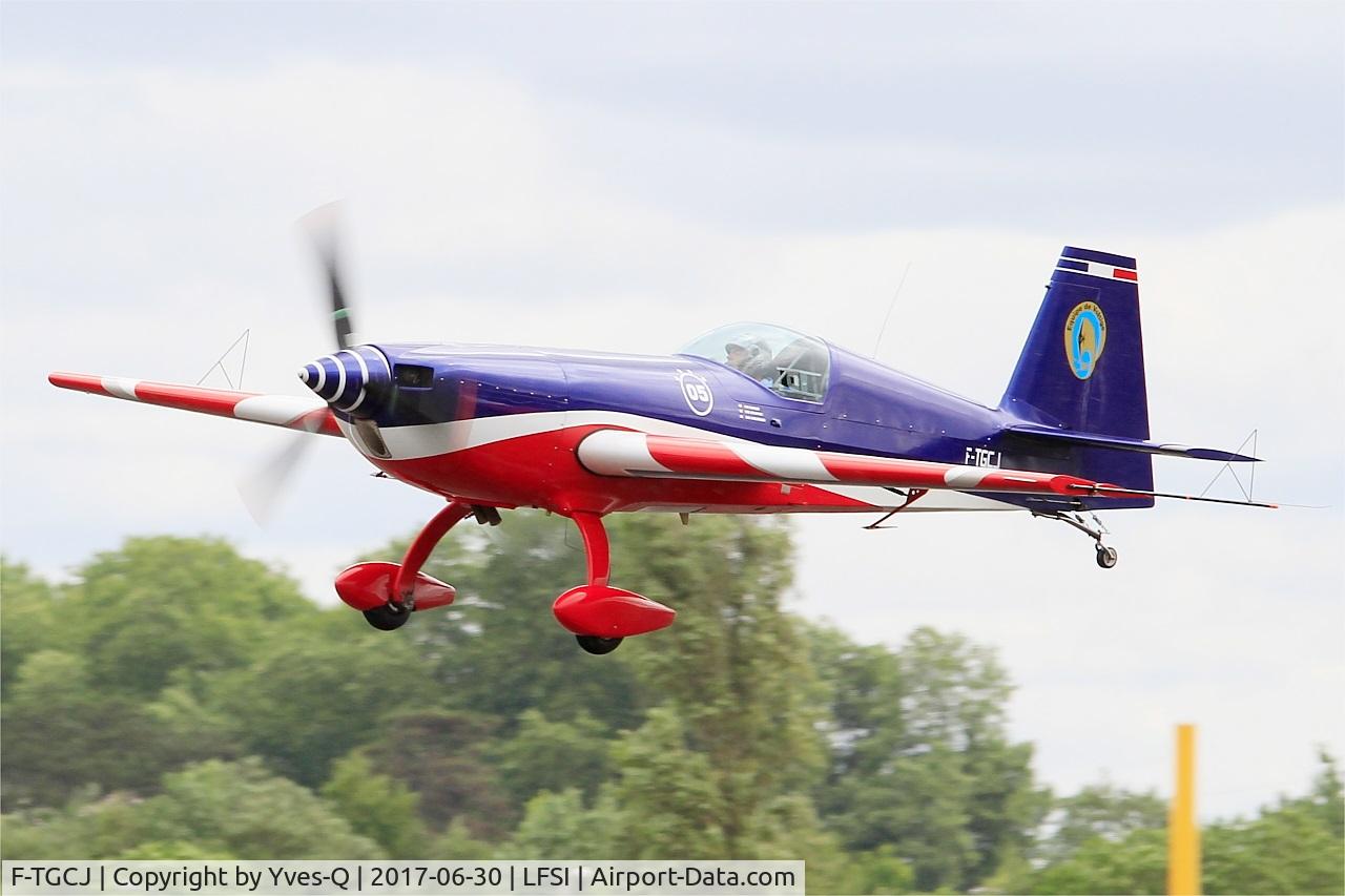 F-TGCJ, Extra EA-330SC C/N 05, Extra 330SC, French Air Force aerobatic team, On final rwy 29, St Dizier-Robinson Air Base 113 (LFSI) Open day 2017