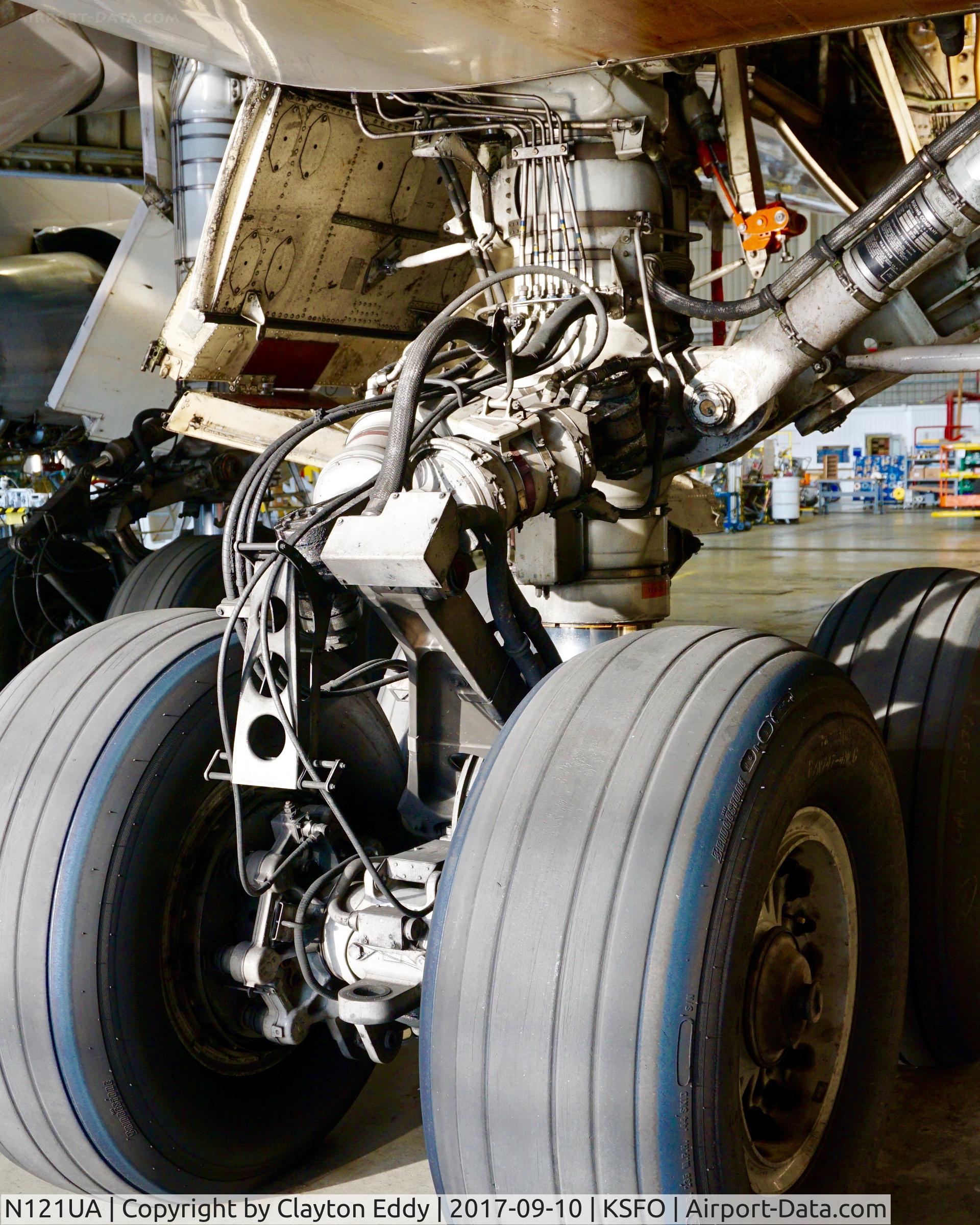 N121UA, 1999 Boeing 747-422 C/N 29167, Body gear. SFO. 2017.