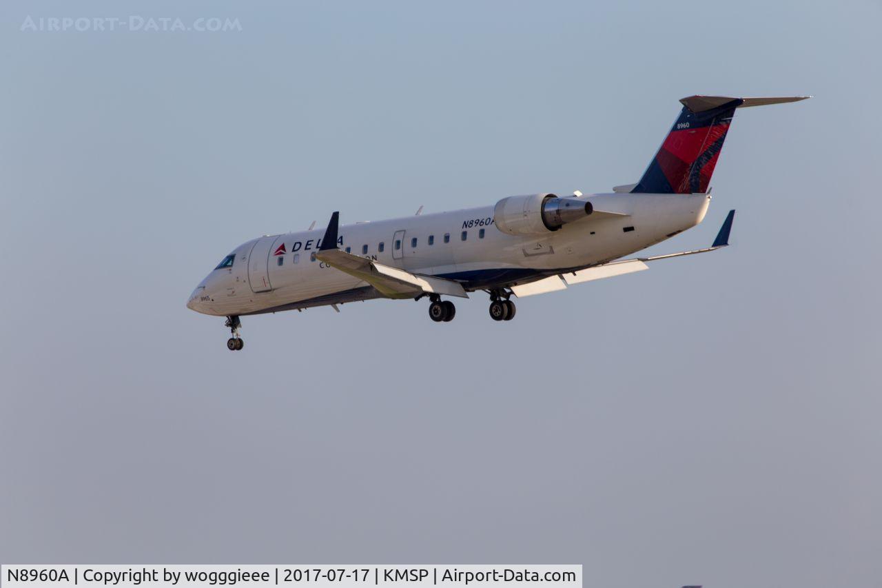 N8960A, 2004 Bombardier CRJ-200 (CL-600-2B19) C/N 7960, Delta landing 12R