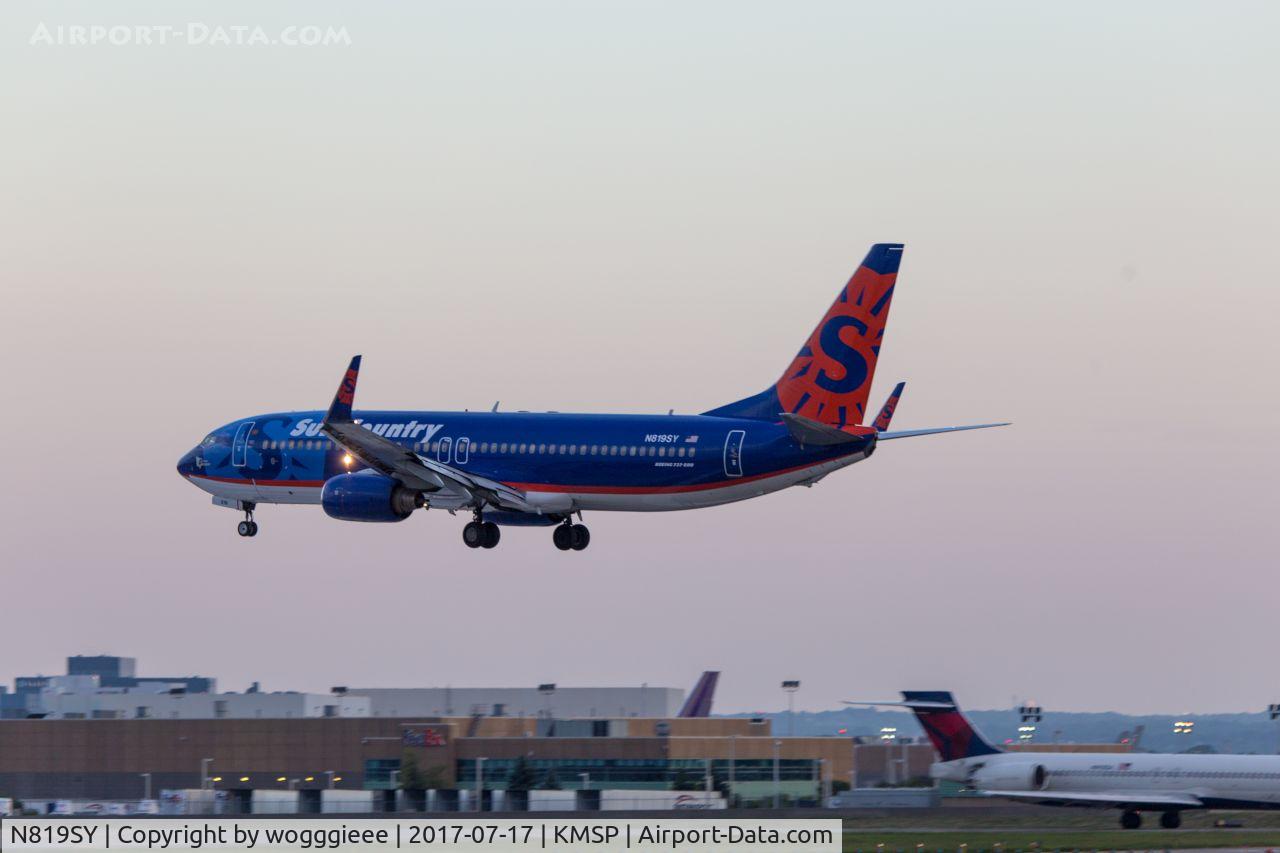 N819SY, 2006 Boeing 737-86N C/N 34254, Sun Country landing 12r
