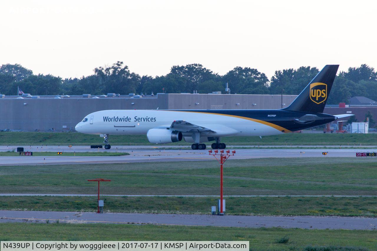 N439UP, 1994 Boeing 757-24APF C/N 25470, UPS Taking off on 17