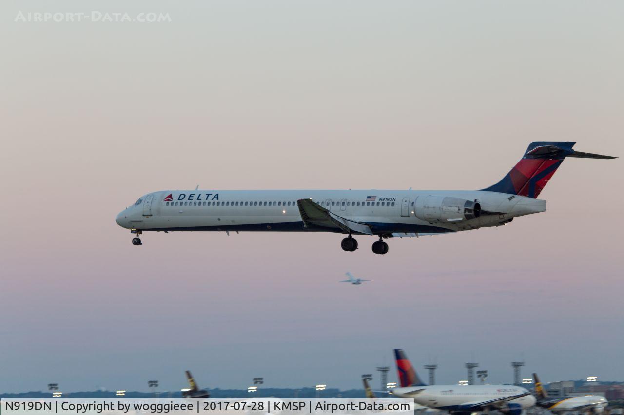 N919DN, 1997 McDonnell Douglas MD-90-30 C/N 53576, Delta landing 12r