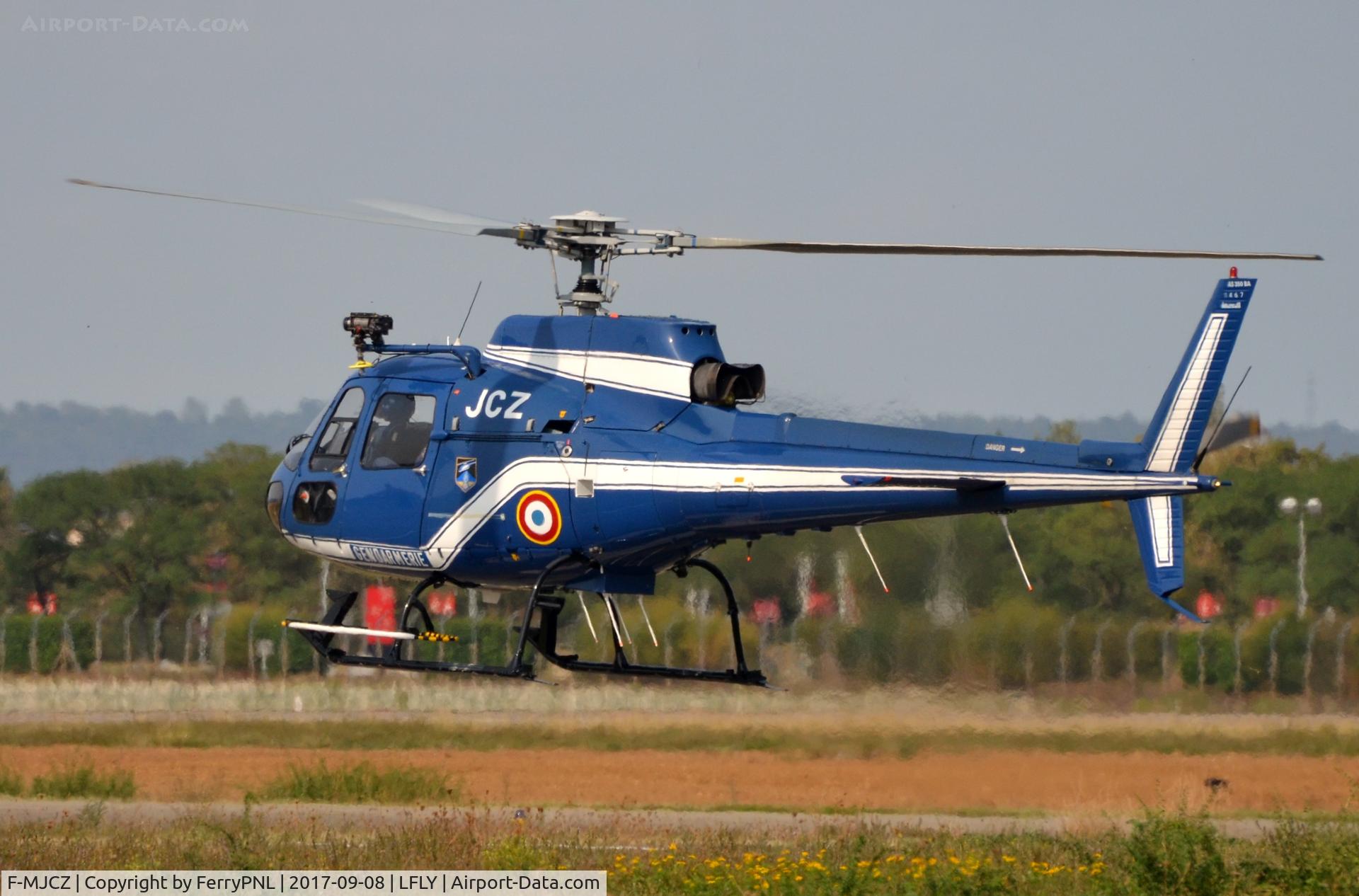 F-MJCZ, Eurocopter AS-350B Ecureuil Ecureuil C/N 1467, Gendarmerie AS350 departing for its patrol flight.