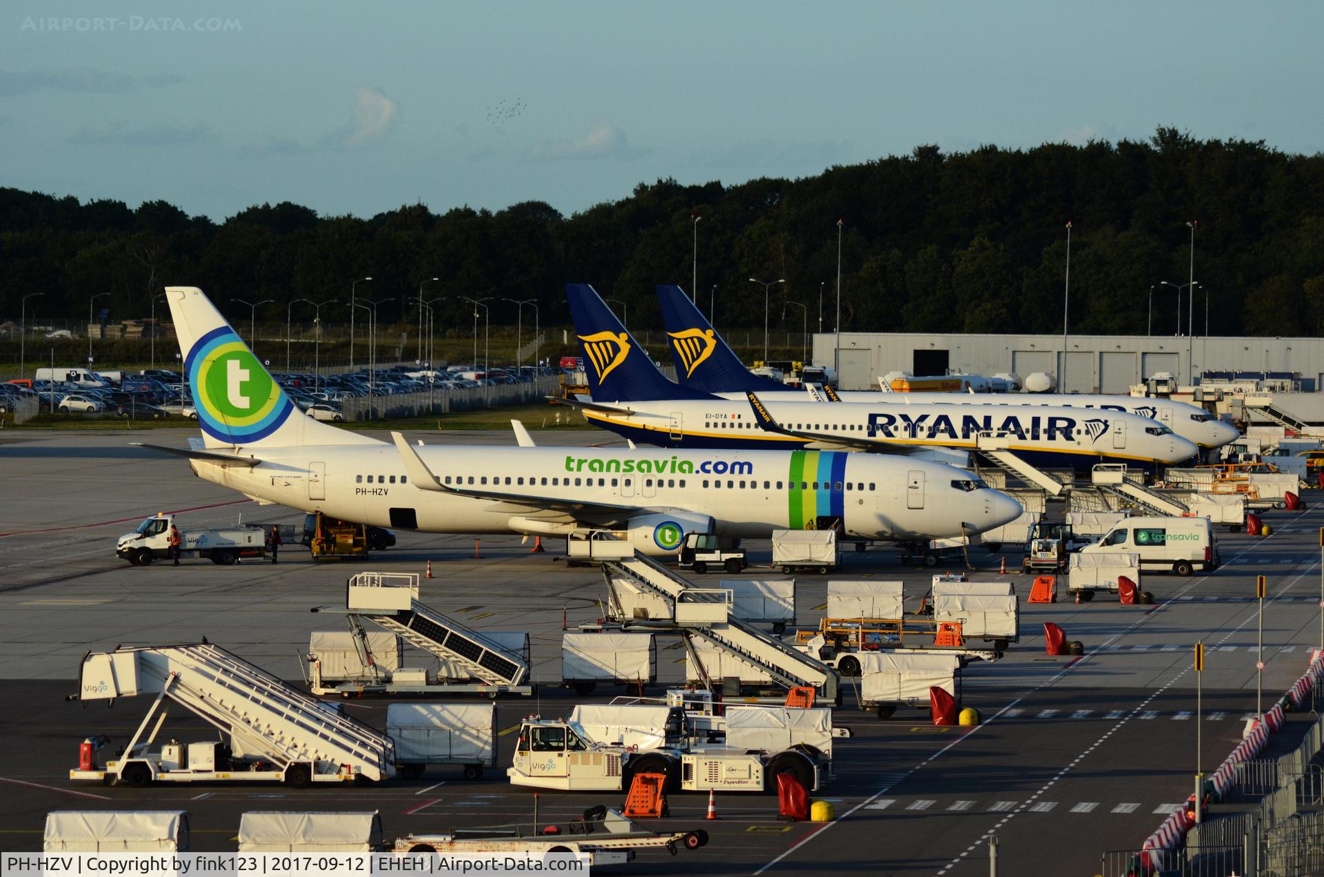 PH-HZV, 2002 Boeing 737-8K2 C/N 30650, transavia parked at gate