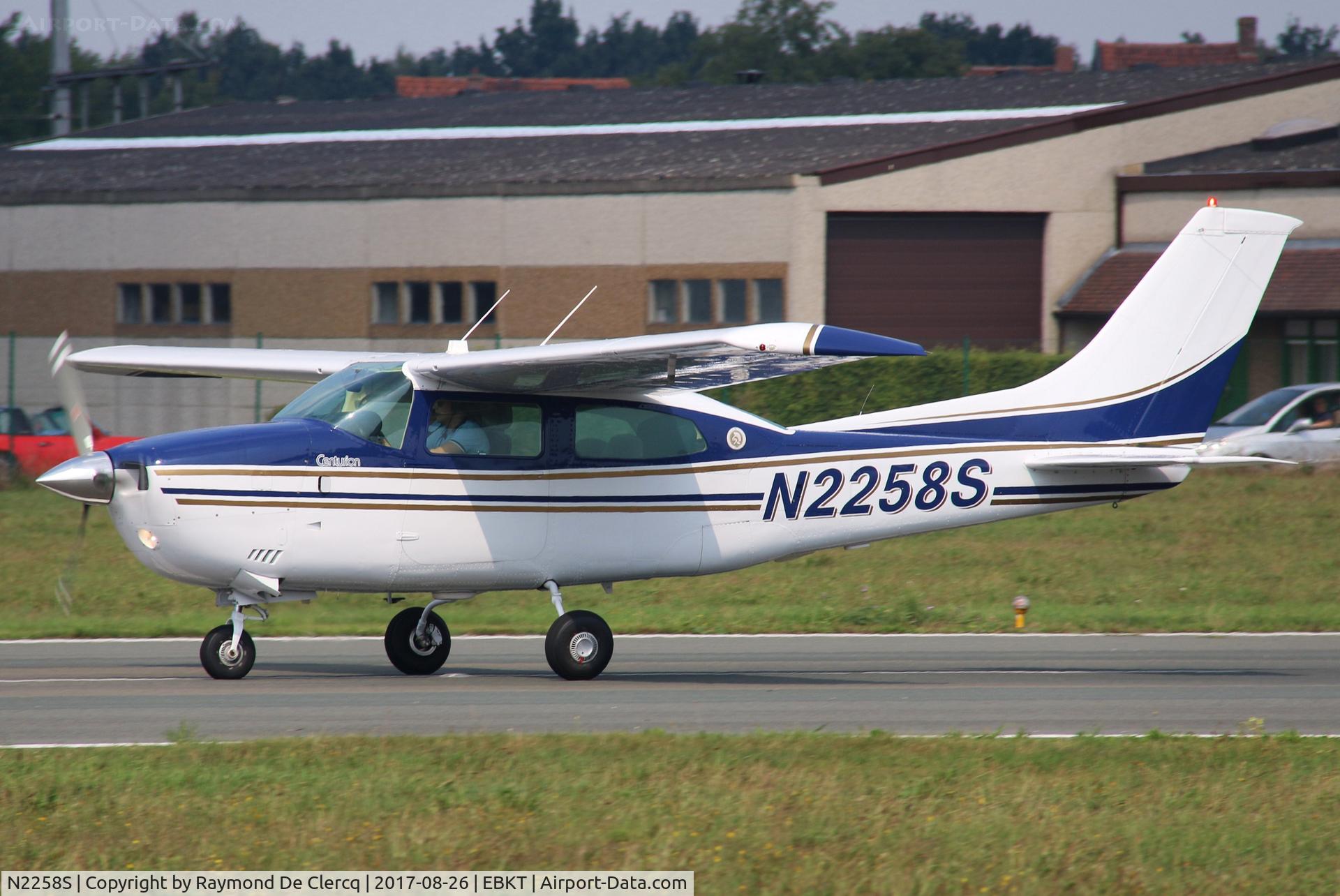 N2258S, 1976 Cessna 210L Centurion C/N 21061202, Taking off from rwy 24.