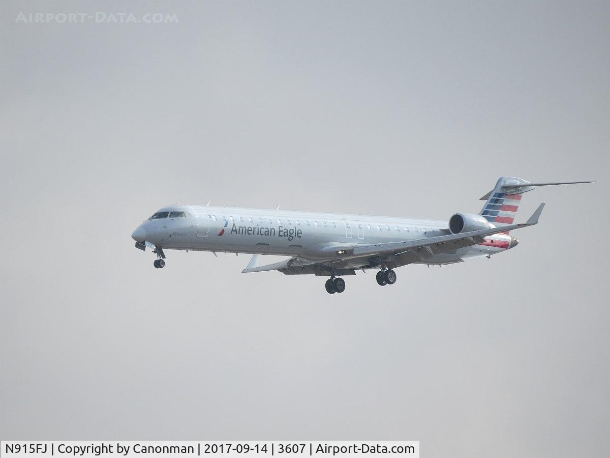 N915FJ, 2004 Bombardier CRJ900 (CL-600-2D24) C/N 15015, Landing
