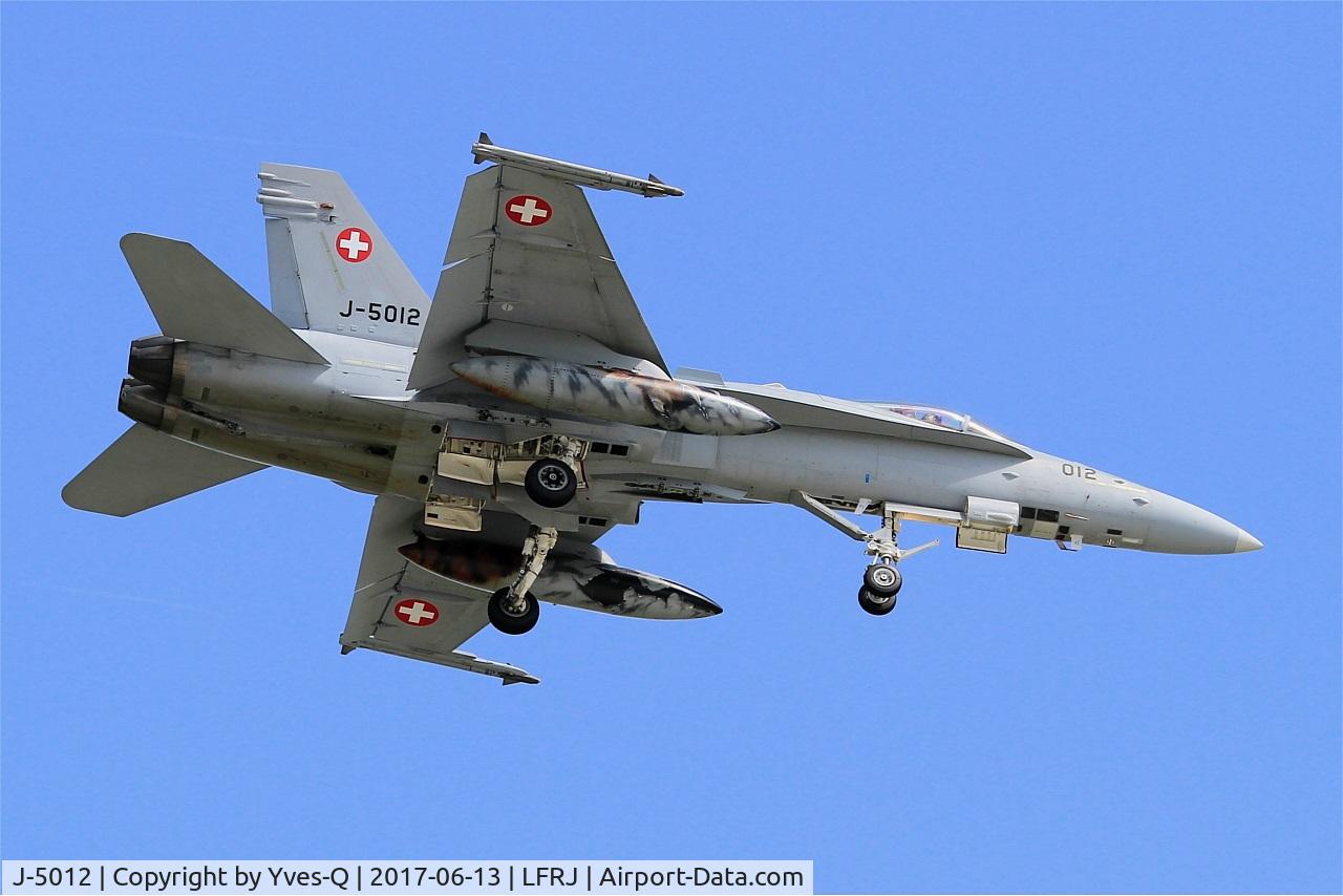 J-5012, McDonnell Douglas F/A-18C Hornet C/N 1352/SFC012, McDonnell Douglas FA-18C Hornet, On final rwy 08, Landivisiau Naval Air Base (LFRJ) Tiger Meet 2017