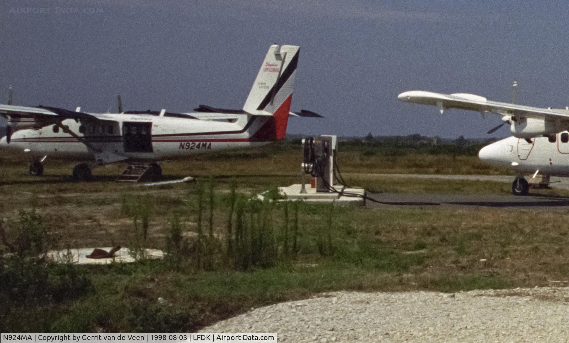 N924MA, 1969 De Havilland Canada DHC-6-200 Twin Otter C/N 216, Distant shot at Soulac sur Mer. Tiltles are : Skydive Leopoldsburg