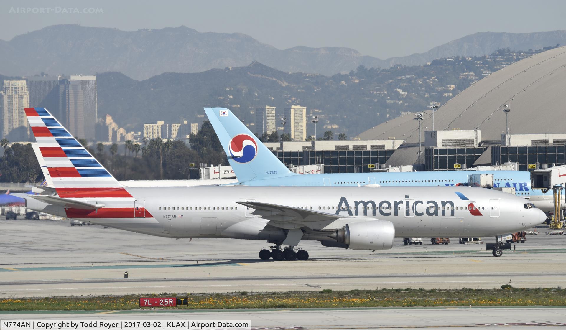 N774AN, 1999 Boeing 777-223 C/N 29581, Taxiing to gate at LAX