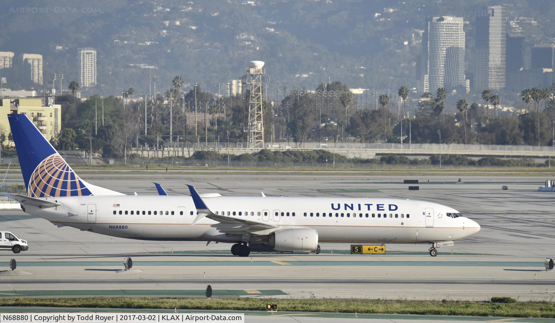 N68880, 2015 Boeing 737-924/ER C/N 42199, Taxiing to gate at LAX
