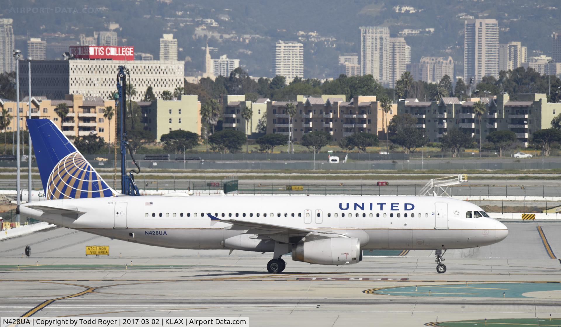 N428UA, 1995 Airbus A320-232 C/N 523, Taxiing to gate at LAX