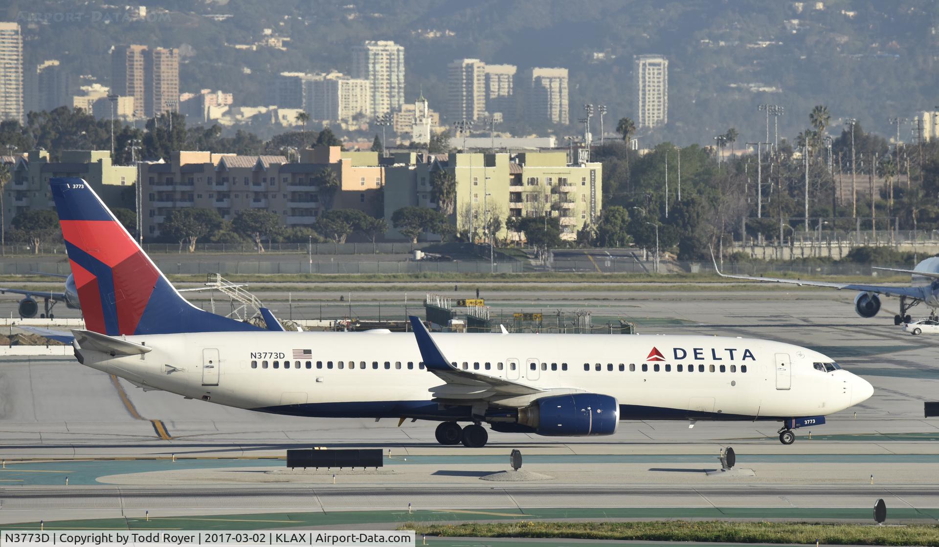 N3773D, 2010 Boeing 737-832 C/N 30825, Taxiing to gate at LAX