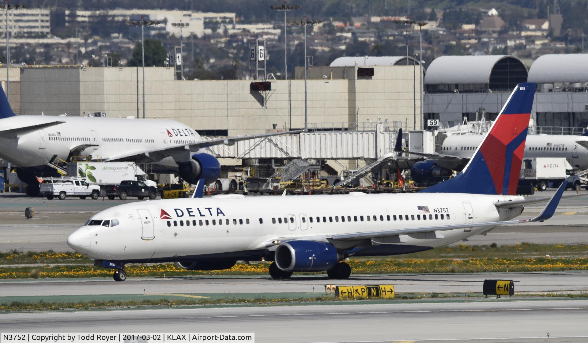 N3752, 2001 Boeing 737-832 C/N 30492, Arrived at LAX on 25L