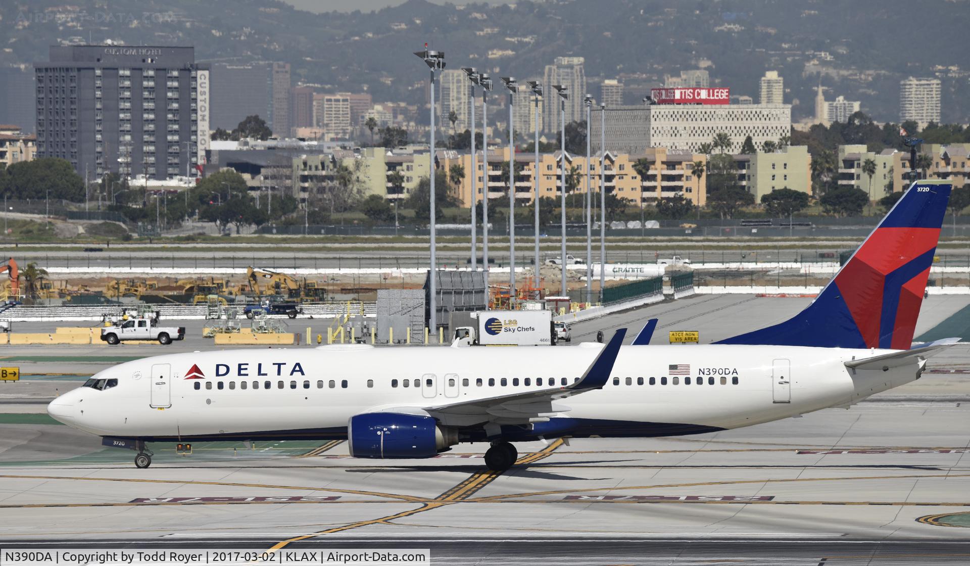 N390DA, 2000 Boeing 737-832 C/N 30536, Arrived at LAX on 25L