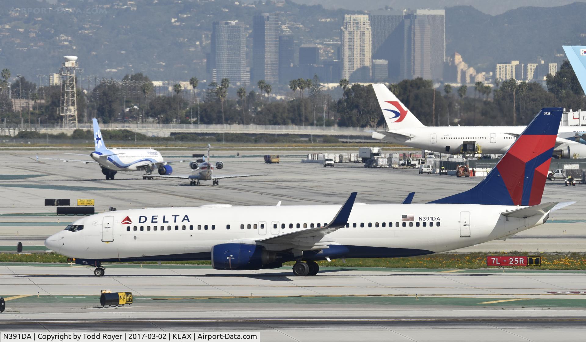 N391DA, 2000 Boeing 737-832 C/N 30560, Arrived at LAX on 25L