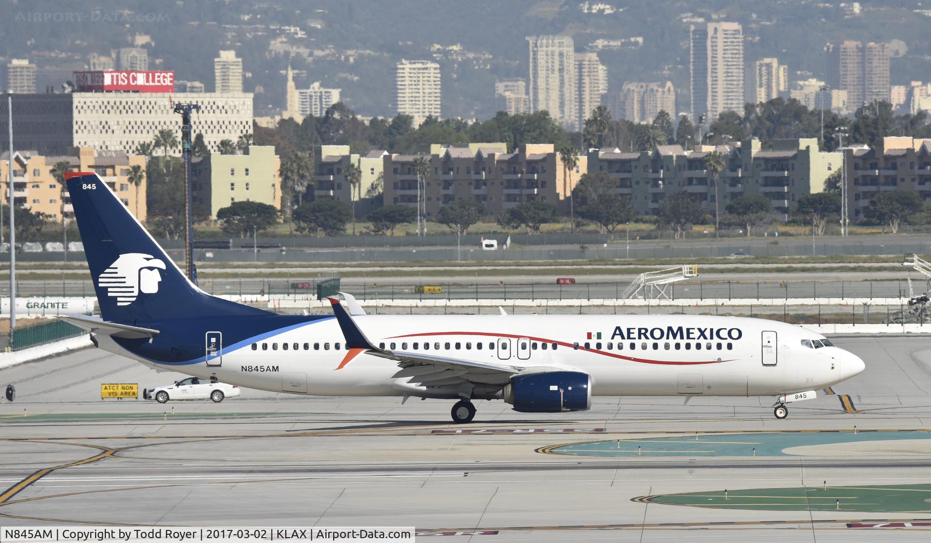 N845AM, 2014 Boeing 737-852 C/N 36706, Taxiing for departure at LAX