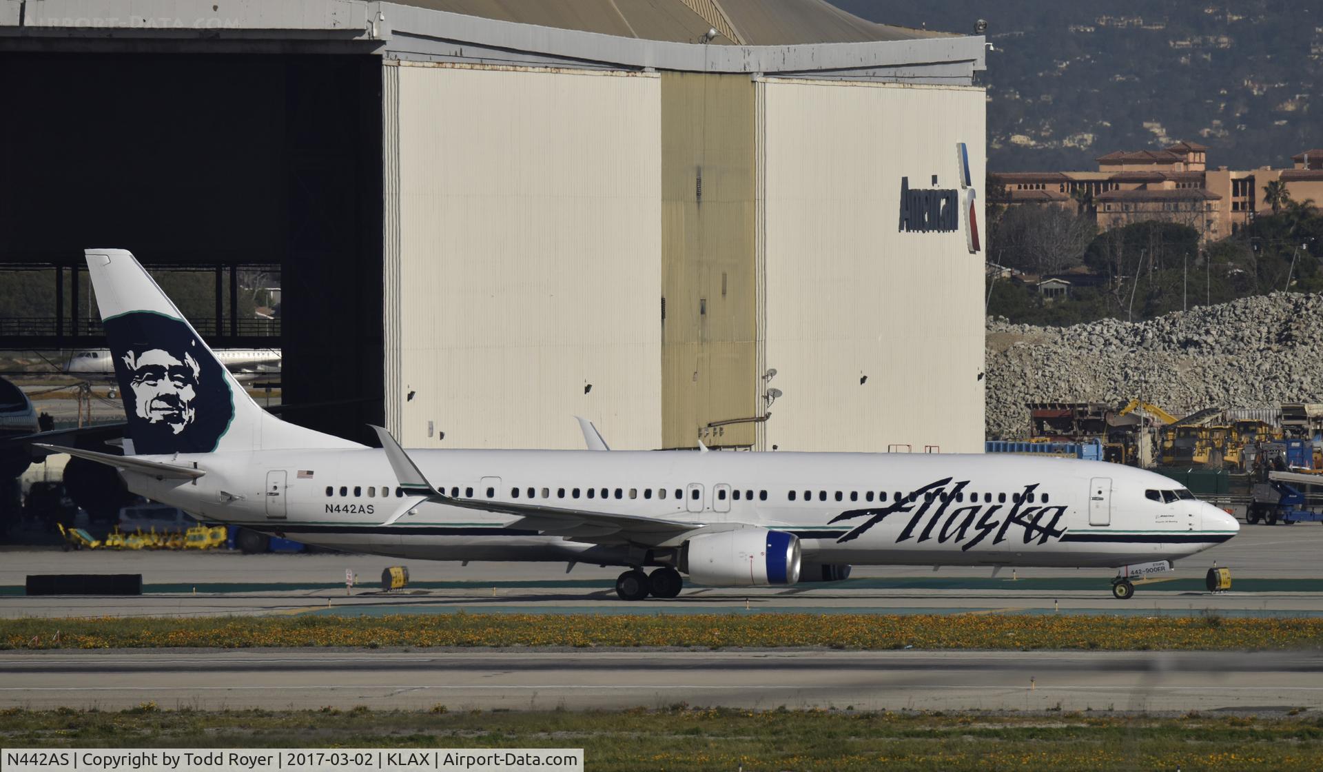 N442AS, 2013 Boeing 737-990/ER C/N 43293, Taxiing to gate at LAX