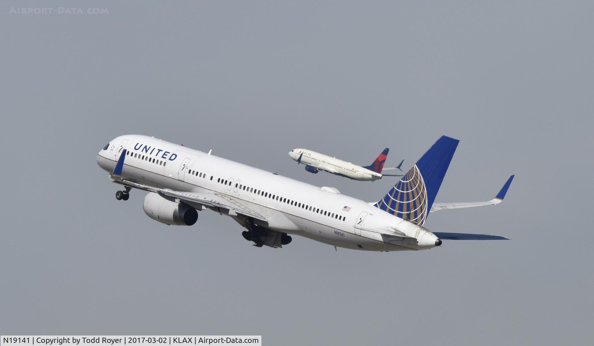 N19141, 2000 Boeing 757-224 C/N 30354, Departing LAX