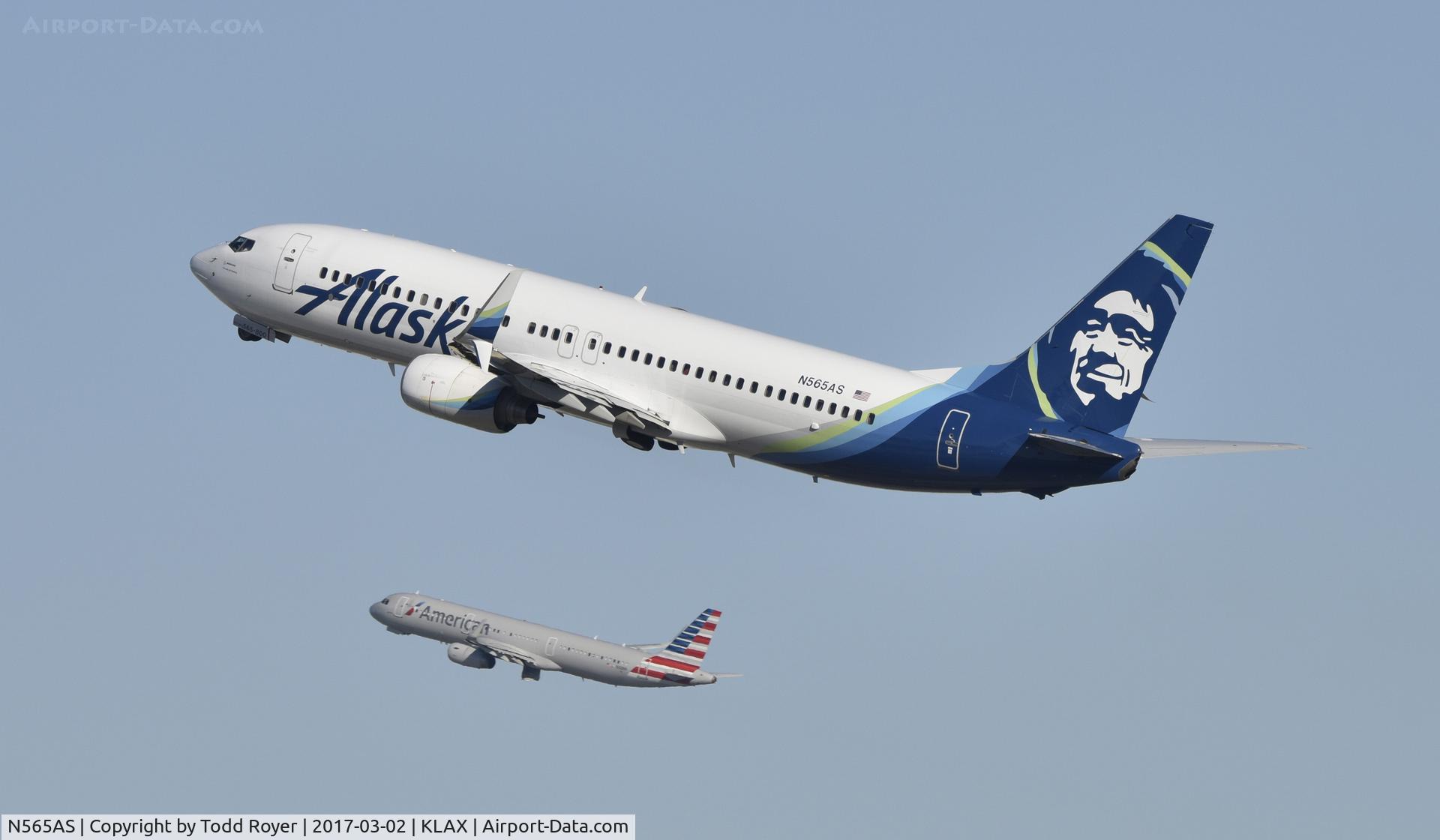 N565AS, 2006 Boeing 737-890 C/N 35181, Departing LAX