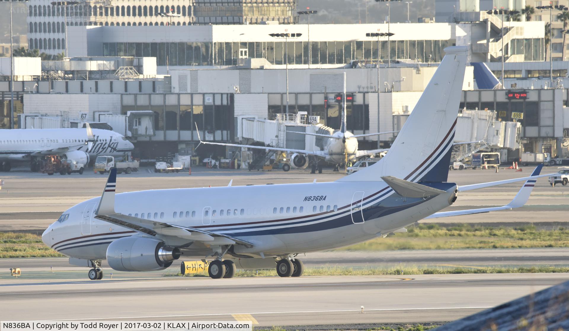 N836BA, 2000 Boeing 737-7BC C/N 30756, Taxiing for departure