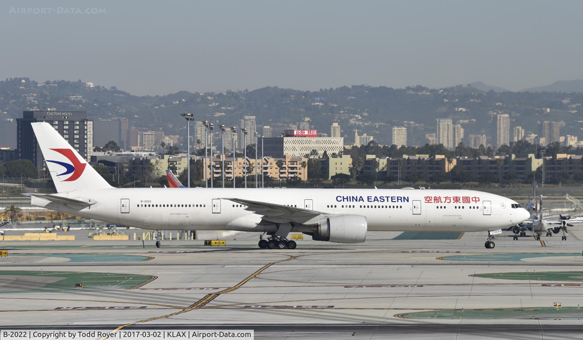 B-2022, 2015 Boeing 777-39P/ER C/N 43274, Taxiing to gate at LAX