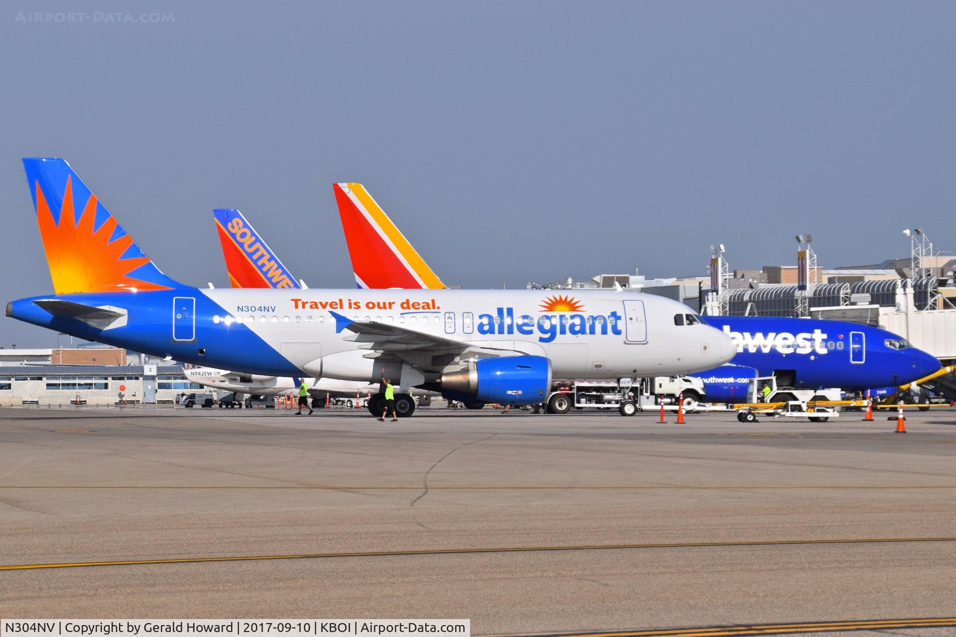 N304NV, 2004 Airbus A319-111 C/N 2265, Push back from the gate.
