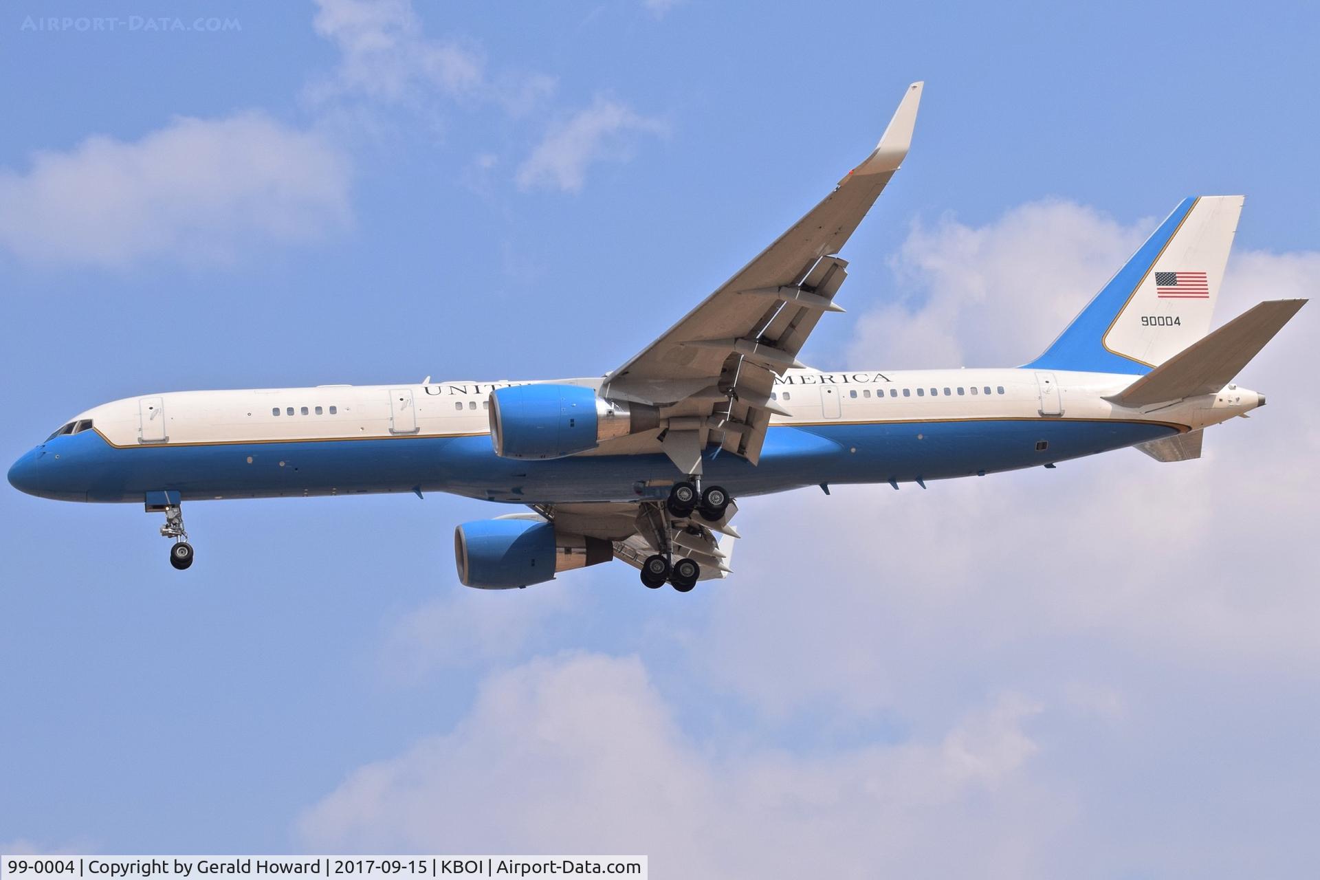 99-0004, 1999 Boeing VC-32A (757-2GA) C/N 29028, Landing RWY 28L.  1st Airlift Sq., 89th Airlift Wing, Andrews AFB, MD.
