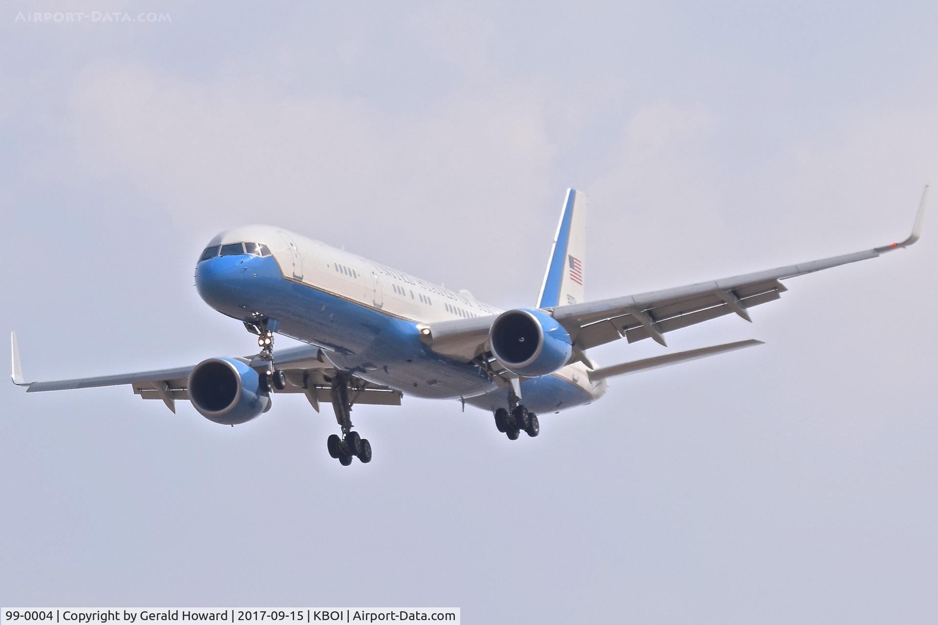 99-0004, 1999 Boeing VC-32A (757-2GA) C/N 29028, On approach for RWY 28L. 1st Airlift Sq., 89th Airlift Wing, Andrews AFB, MD.