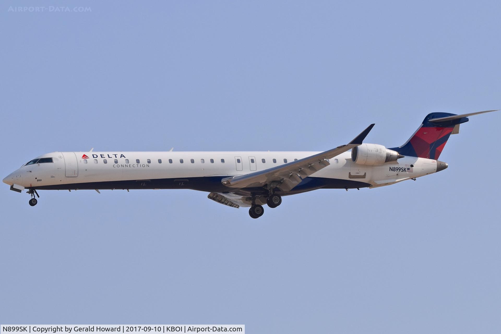 N899SK, 2007 Bombardier CRJ-900ER (CL-600-2D24) C/N 15112, Landing RWY 28L.