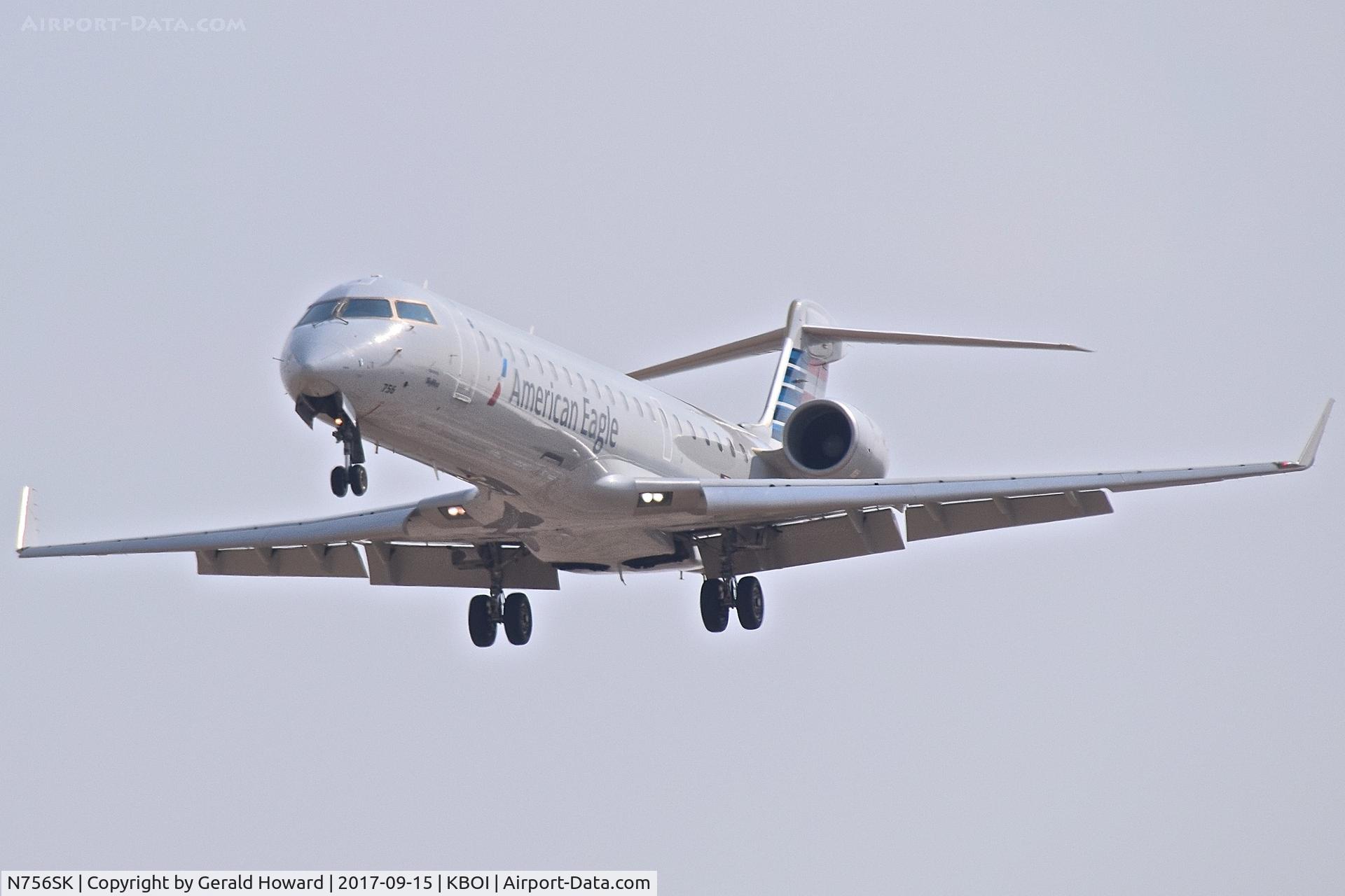 N756SK, 2005 Bombardier CRJ-701ER (CL-600-2C10) Regional Jet C/N 10221, On approach to RWY 28L.