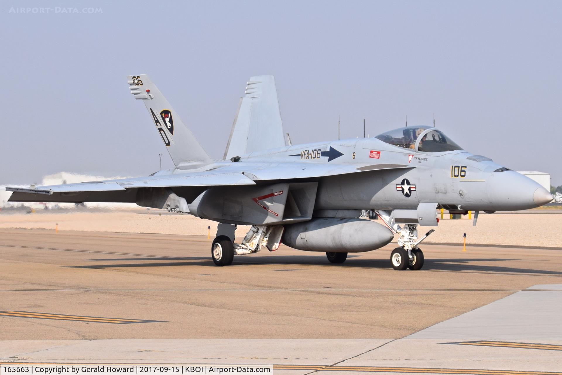 165663, Boeing F/A-18E Super Hornet C/N 1509/E017, Taxiing to RWY 28L. VFA-106 