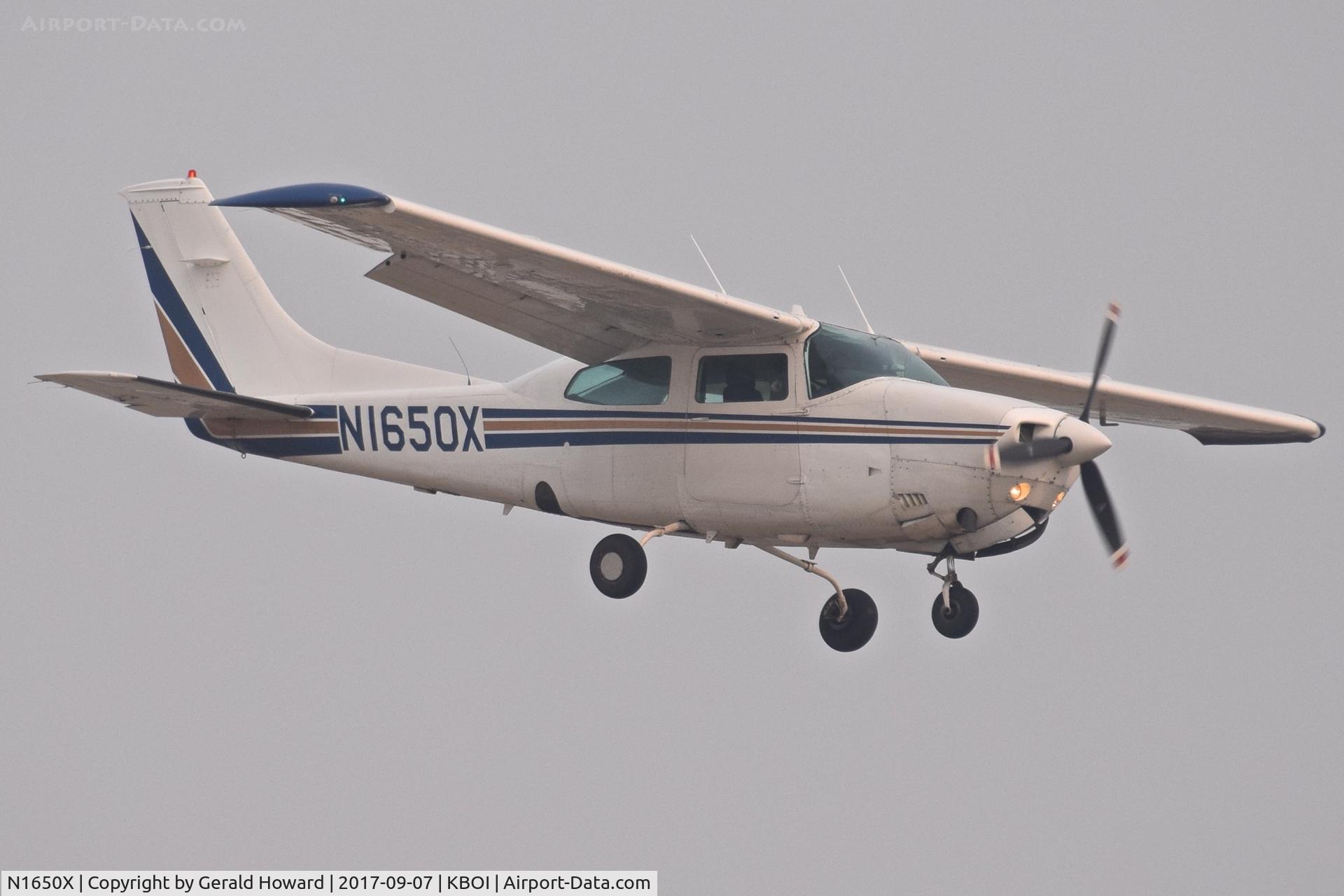 N1650X, 1975 Cessna T210L Turbo Centurion C/N 21060685, Landing RWY 10R.