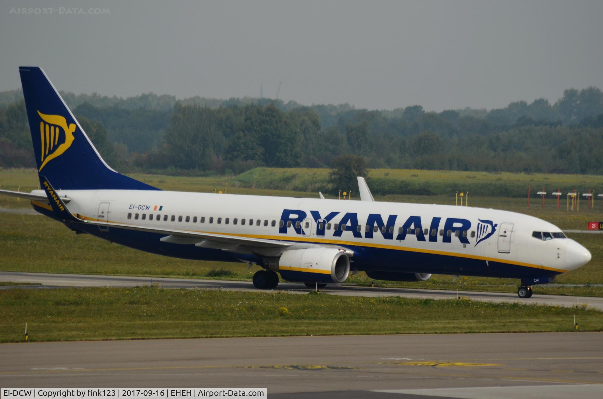 EI-DCW, 2004 Boeing 737-8AS C/N 33568, RYANAIR LANDING