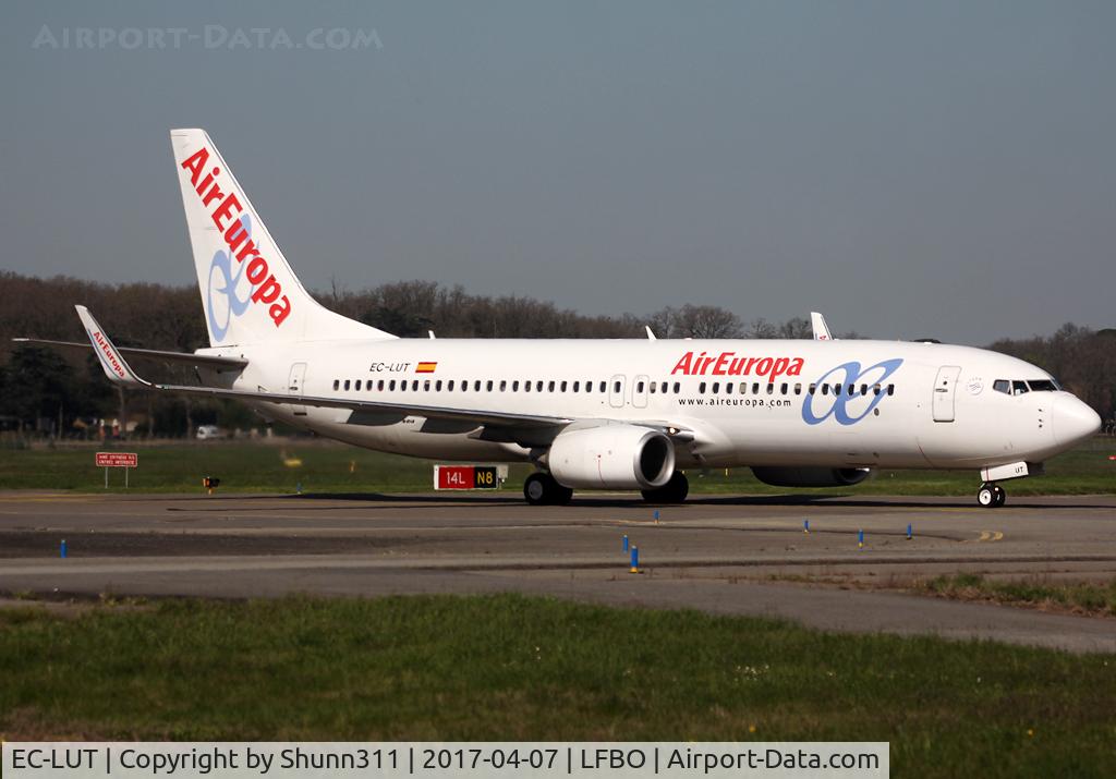 EC-LUT, 2013 Boeing 737-85P C/N 36592, Taxiing to the Terminal