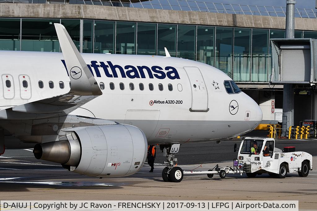 D-AIUJ, 2014 Airbus A320-214 C/N 6301, CDG terminal 1, Lufthansa LH1053 departure to Frankfurt (FRA)