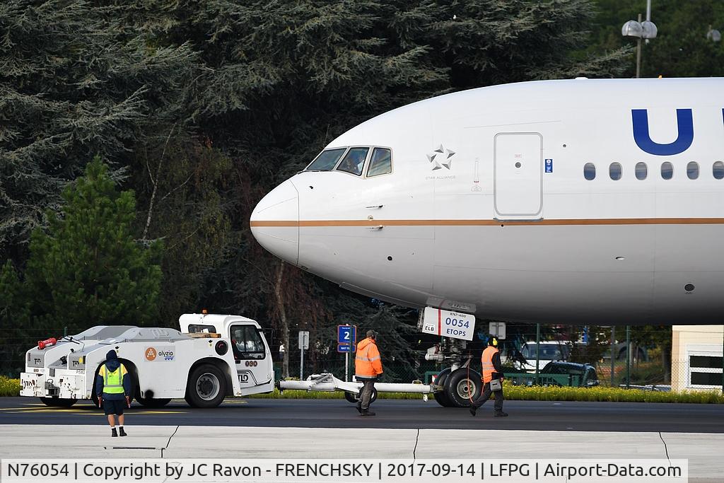 N76054, 2000 Boeing 767-424/ER C/N 29449, CDG terminal 1, United Airlines UA56 push back to New York (EWR)