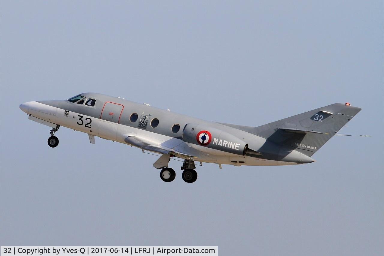 32, 1974 Dassault Falcon 10MER C/N 32, Dassault Falcon 10 MER, Take off rwy 26, Landivisiau Naval Air Base (LFRJ)