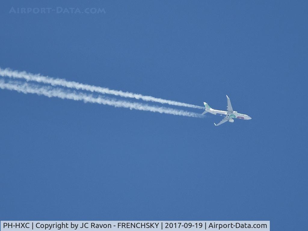 PH-HXC, 2016 Boeing 737-8K2 C/N 41342, Flight HV6116, Malaga to Amsterdam, level 380 under Bordeaux airport and my garden.....