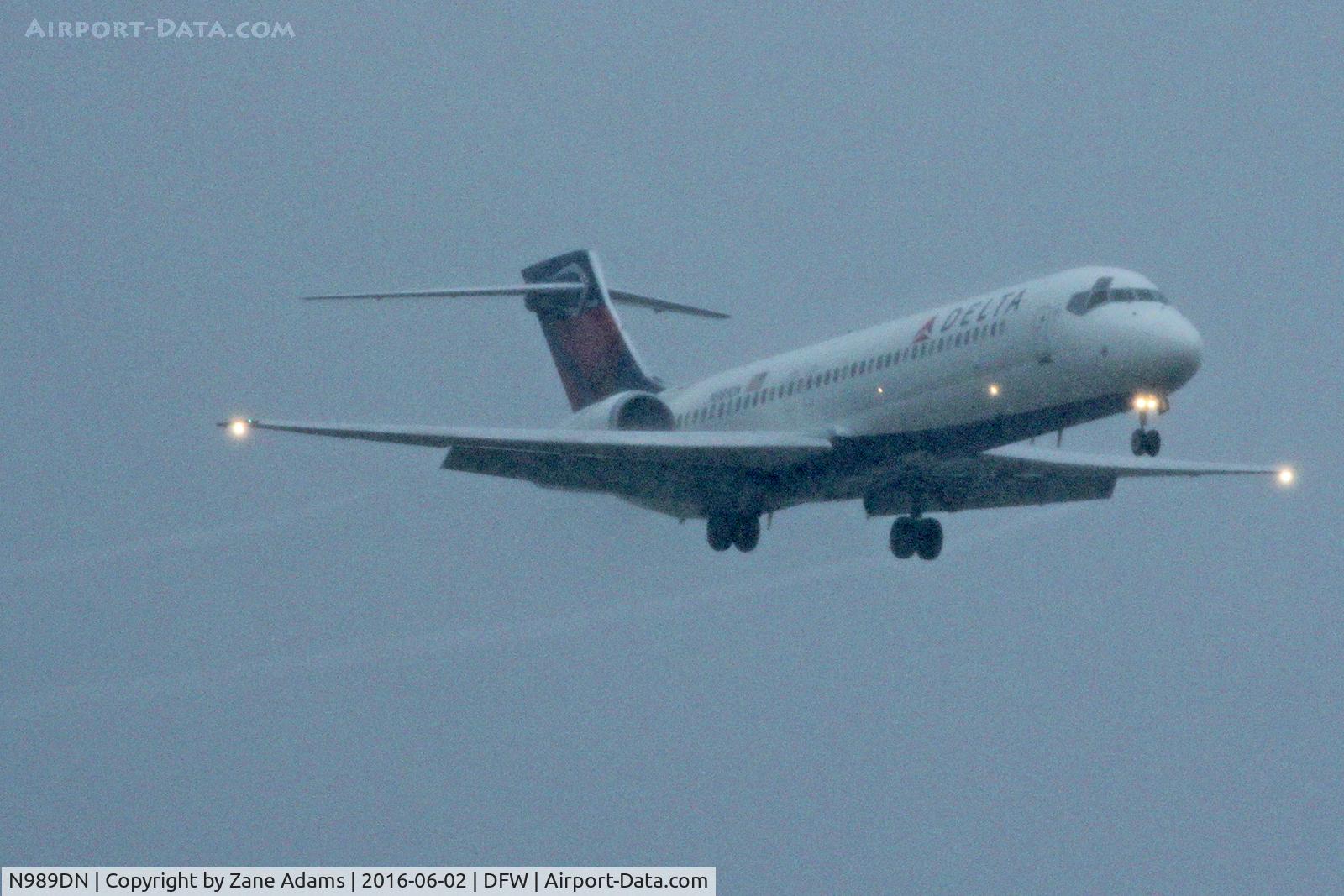 N989DN, 2001 Boeing 717-200 C/N 55067, Landing in the rain at DFW Airport