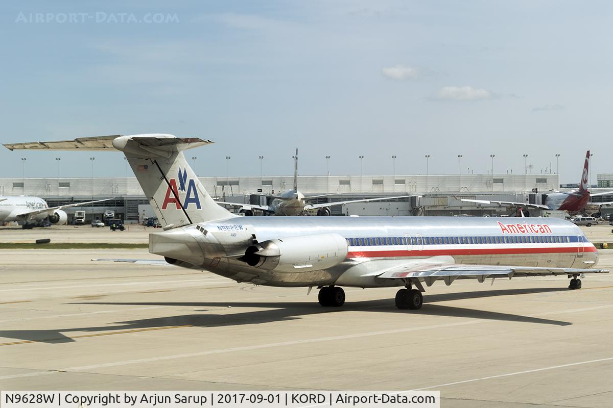 N9628W, 1998 McDonnell Douglas MD-83 (DC-9-83) C/N 53598, Taxiing out for departure.