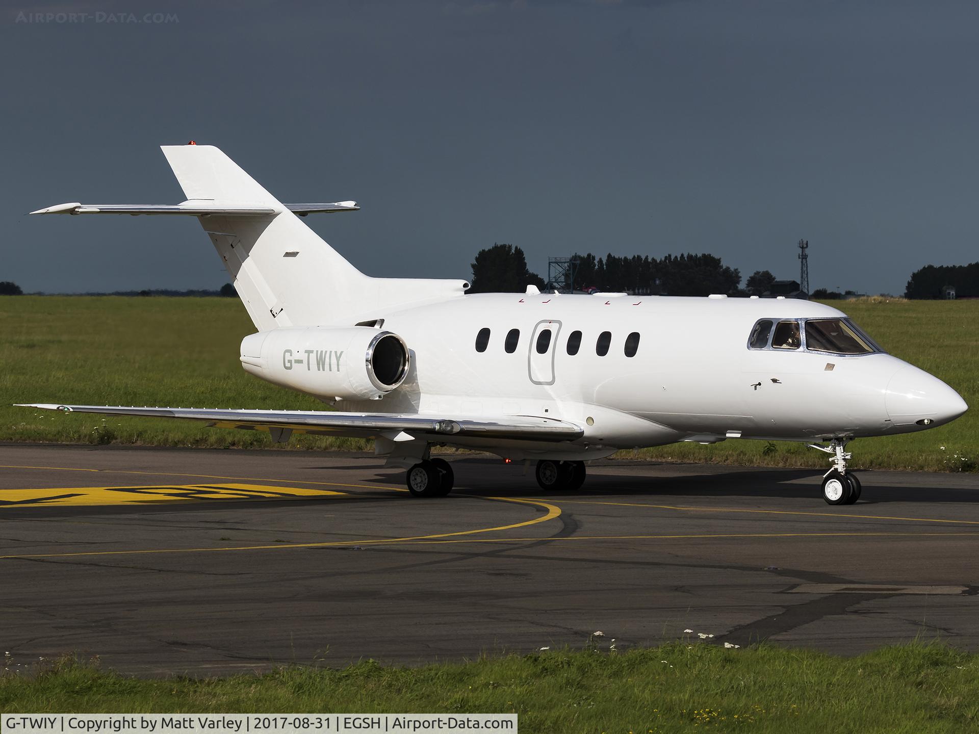 G-TWIY, 2008 Hawker 750 C/N HB-14, Taxiing
