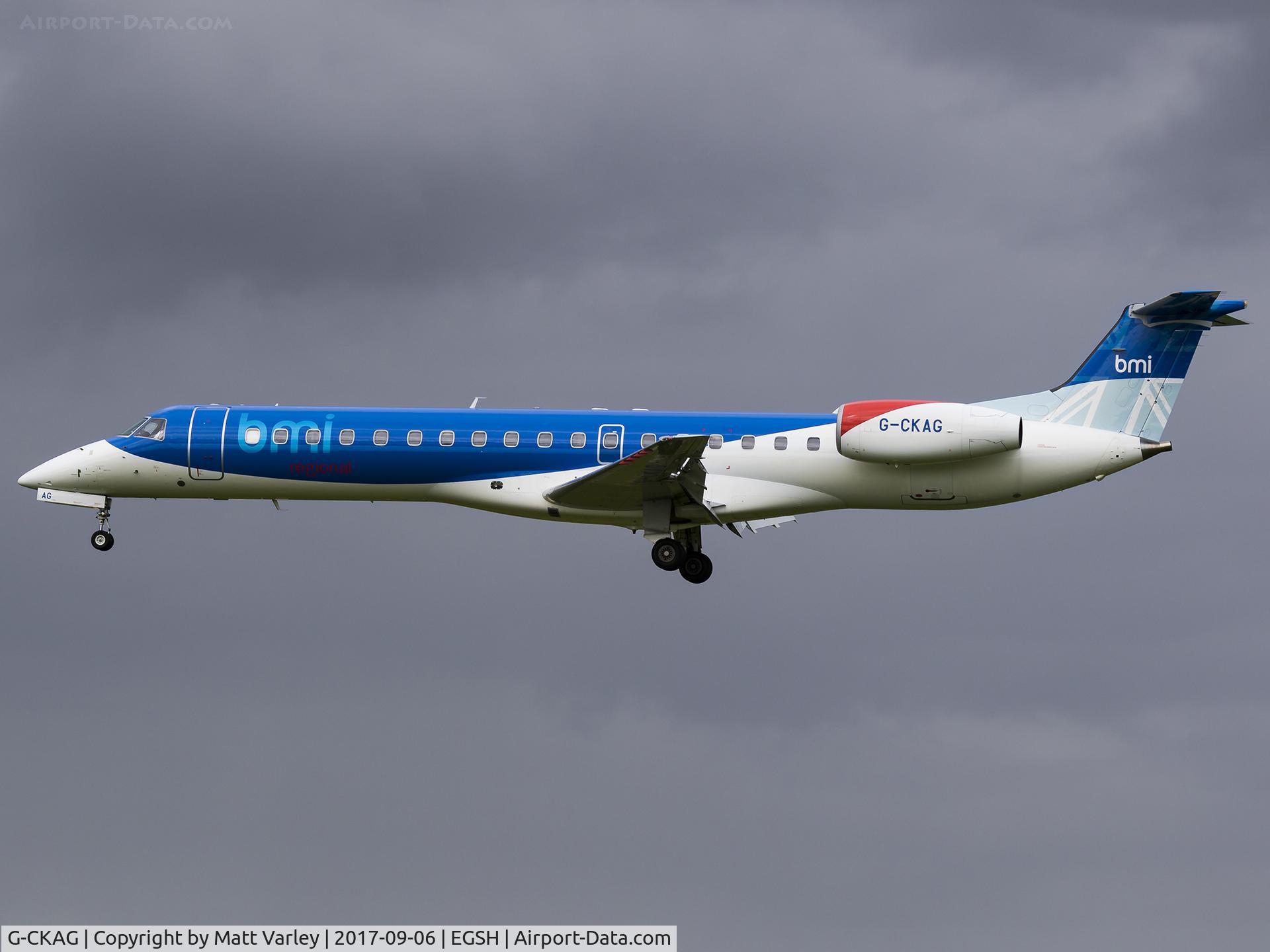 G-CKAG, 1999 Embraer ERJ-145EP (EMB-145EP) C/N 145118, Landing
