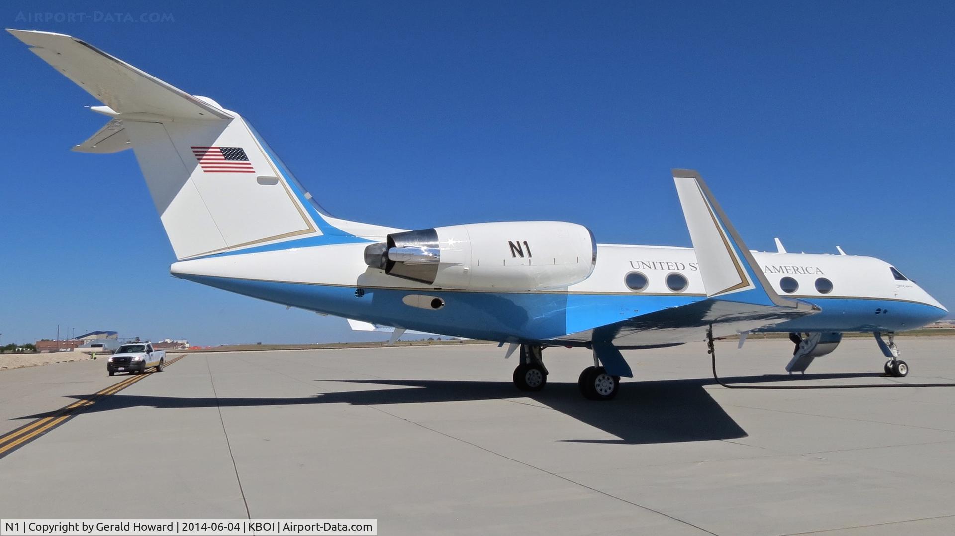 N1, 1988 Gulfstream Aerospace G-IV C/N 1071, Refueling on the east de arm pad.